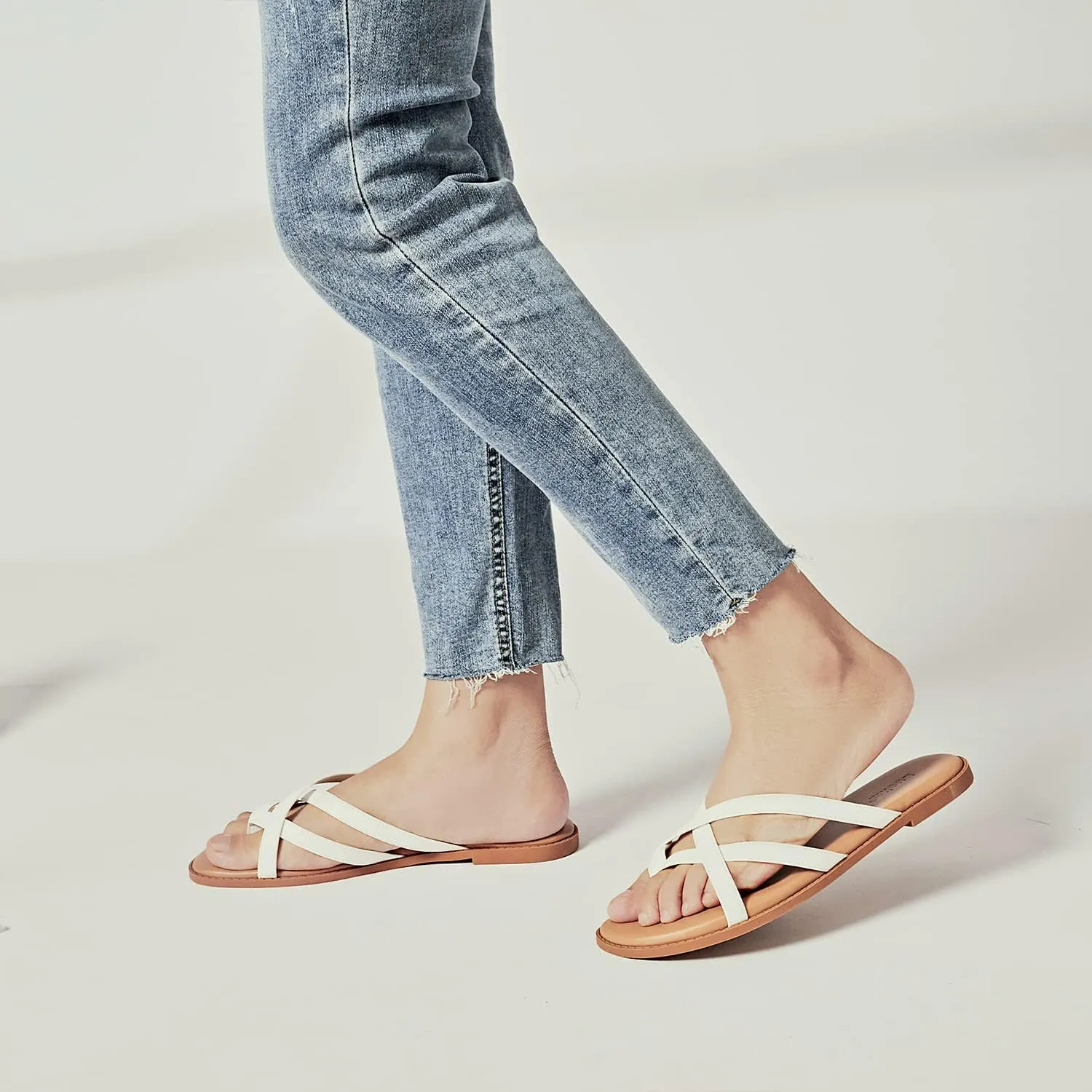 Luoika Women's Wide Width Flat Sandals, Flip Flop Slides Sandal Casual Strapy Sandal Slip on Summer Beach Shoes for Women.