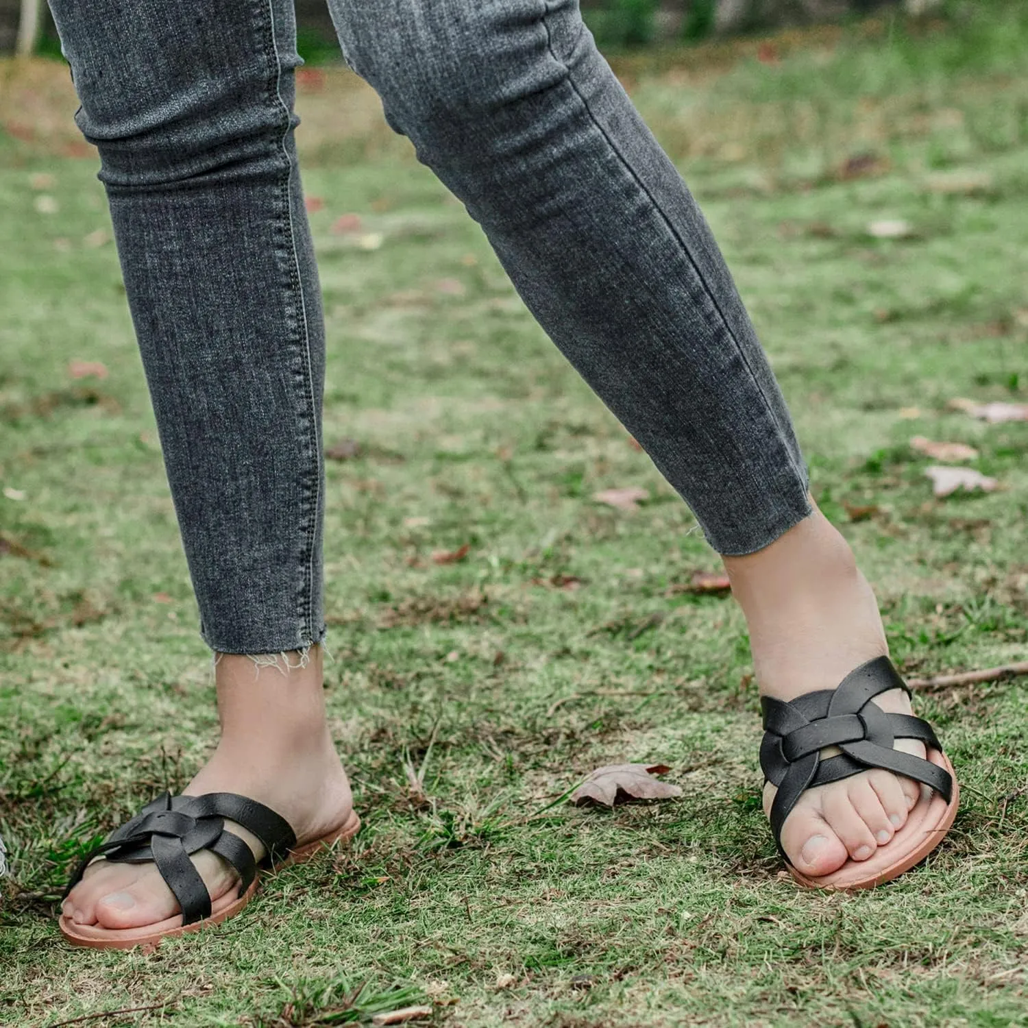 Luoika Women's Wide Width Flat Slides Sandals, Slip on Slide Sandal Casual Comfortable Summer Beach Shoes for Women.