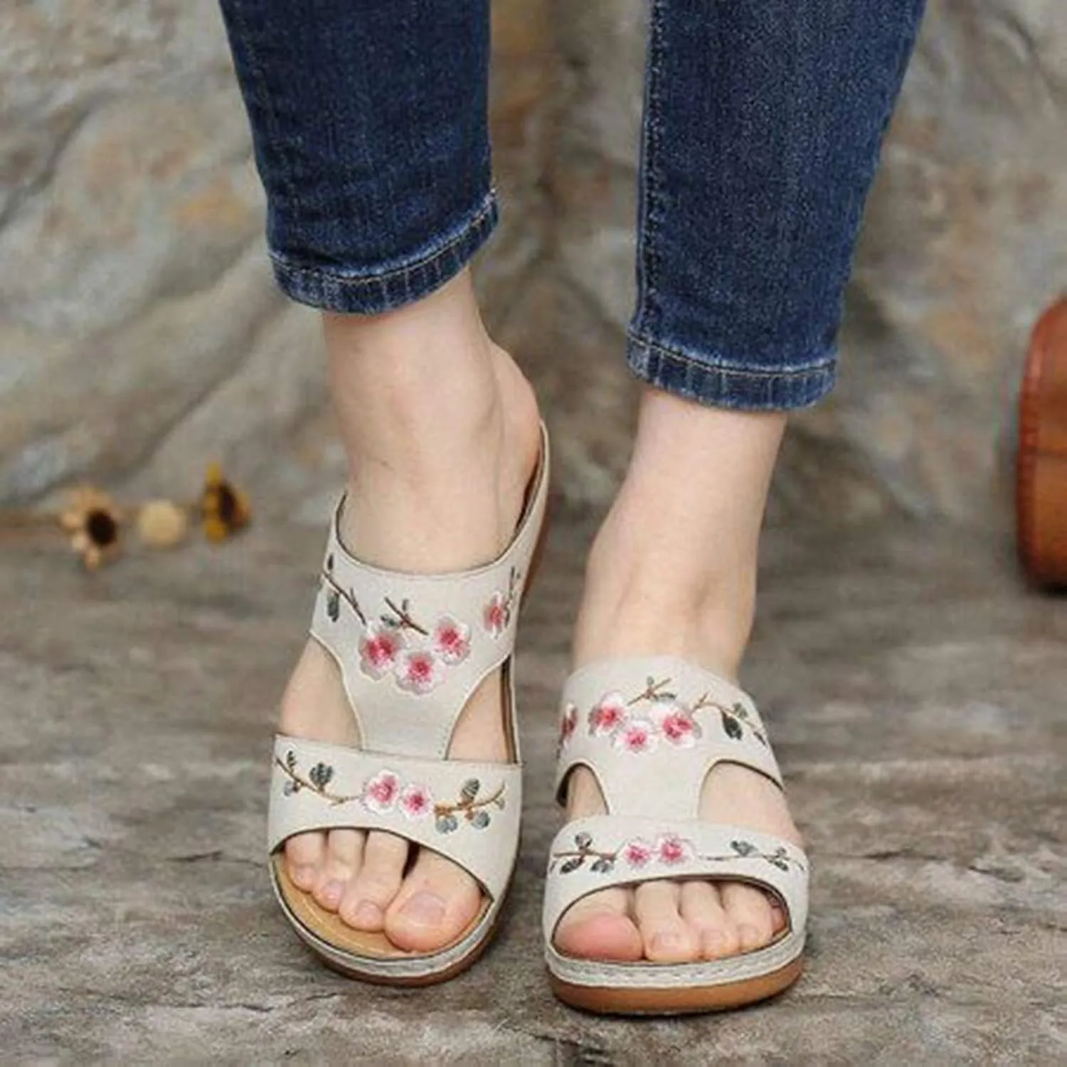 Slip on Sandals for Women Comfortable Casual Flower Embroidery Wedge Platform Slipper Summer Hollow Breathable Open Toe Platform Beach Shoes