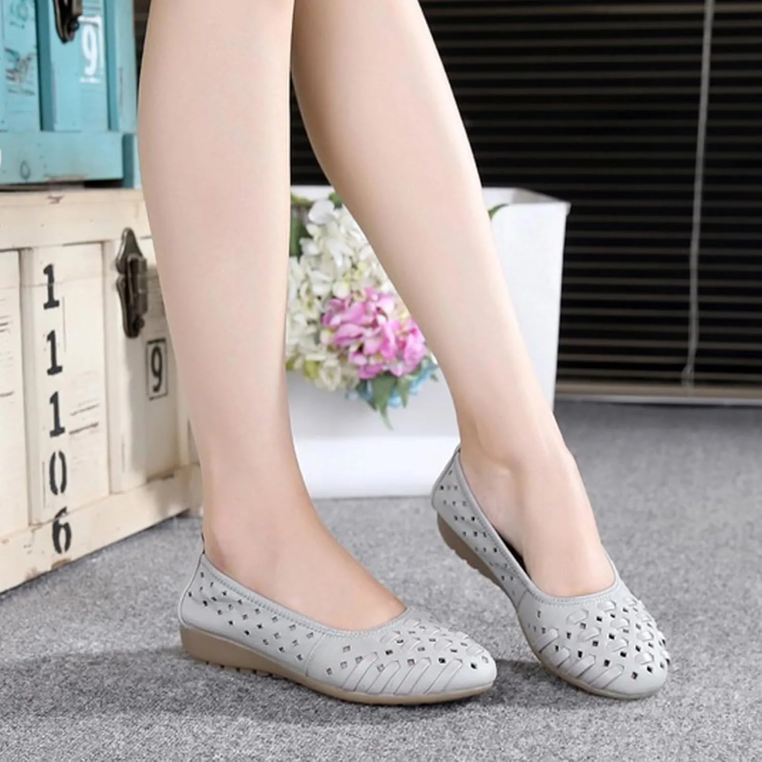 Women's Cowhide Cutout Soft Sole Loafers,Breathable Comfortable Slip On Driving Shoes Casual Walking Shoes